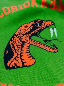 เสื้อคาร์ดิแกนปักโลโก้โรงเรียนตามสั่ง ผ้าโพลีเอสเตอร์/คอตตอนถัก  รับผลิตแบบ OEM สำหรับฤดูใบไม้ผลิและฤดูหนาว คอวี หนา ระบายอากาศได้ดี - Product Image 4