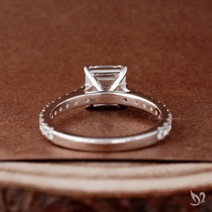 Anillo de compromiso de diamante cultivado en laboratorio de corte Asscher de 2 quilates con banda pavé tipo catedral de oro blanco de 10K, anillo nupcial llamativo - Product Image 2