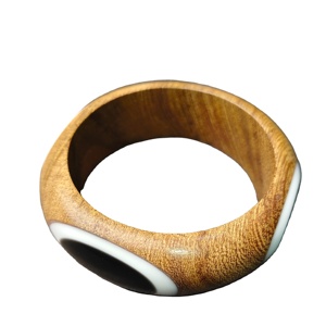 Bracelet large en bois fait main avec incrustation ovale en résine contrastante - Bracelet en bois dur écologique poli à la main - Ethnique - Product Image 1