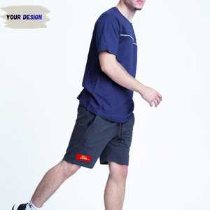 เสื้อยืดแขนสั้นทรงหลวมผ้าคอตตอนเจอร์ซีย์สำหรับผู้ชาย  โลโก้ด้านหน้า  ขอบเสื้อสีขาว  คอกลม  น้ำหนัก 320 กรัม  ไซส์ XS  รับผลิตแบบ OEM ODM ขายส่ง - Product Image 2