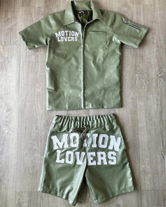 ชุดเซ็ตเสื้อยืดแขนสั้นคอปกปักลายหนังสำหรับผู้ชาย พร้อมกางเกงขาสั้นหนัง ชุดเซ็ตสองชิ้น - Product Image 6
