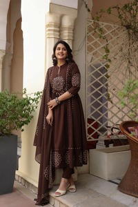 Conjunto de traje Anarkali de algodón marrón moca de lujo de 60x60 con estampado Bandhani, pantalones Kurta adornados y Dupatta - Product Image 4
