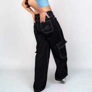 Vaqueros cargo negros rasgados para mujer, estilo streetwear, con corte recto y logotipo personalizado - Product Image 3
