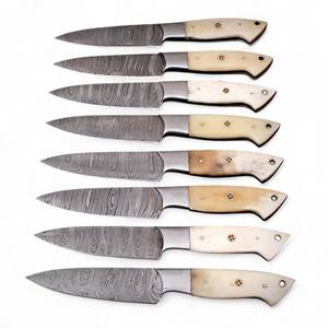 Couteaux à steak en acier Damas faits à la main UA Supplies, ultra-affûtés, manche ergonomique en os de chameau, design moderne, finition brossée - Product Image 1