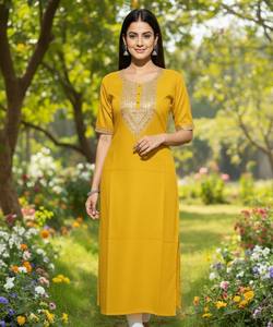 Kurti en coton slub fantaisie avec broderie et travail de sequins de 3 mm, vêtement ethnique multicolore pour femmes, idéal pour les occasions festives, prix de gros, livraison rapide - Product Image 1