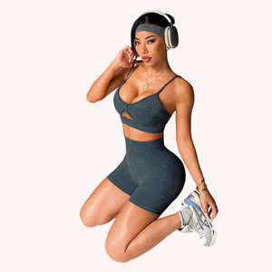 Conjunto de yoga 2026 personalizado: Top corto y shorts fruncidos con efecto push-up, ropa deportiva acanalada, ropa de entrenamiento con acabado lavado a la arena, ropa deportiva sin costuras frontales, diseño hueco. - Product Image 1