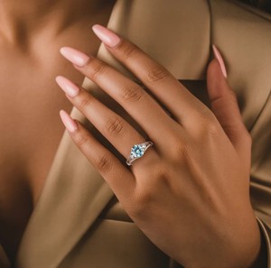 แหวนหมั้นหรูหราประดับเพชรโมอิสซาไนต์ทรง Azura ชุบทองคำ 18K บนตัวเรือนเงินแท้ - Product Image 2