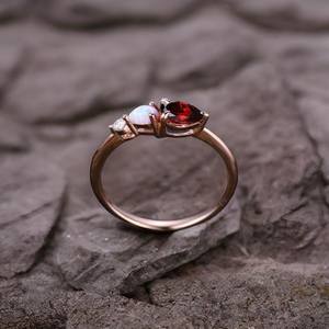 Vintage rode granaat opaal verlovingsring Art Deco Moissanite peer-vormige 3-stenen bruidsbelofte ring 925 rosé verguld - Product Image 3