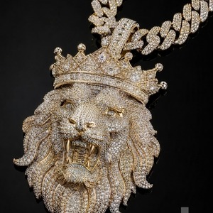 Colgante de Lujo S925 con Corona de León, Chapado en Oro de 18K, Moissanita con Engaste de Bisel, Corte Brillante, Joyería Unisex con Temática Animal para Fiestas - Product Image 2