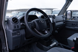 Toyota RAV4 2024 – Elegante SUV Híbrido con Tracción en las Cuatro Ruedas y Características de Seguridad Avanzadas - Product Image 2
