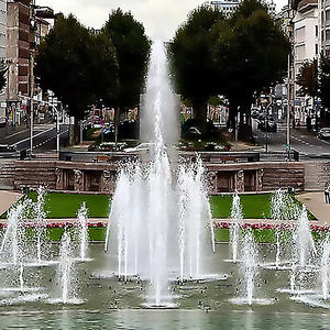 Fuente de Agua Decorativa con Luces LED 1D y 3D, de Acero Inoxidable, con Diseño Moderno para Exteriores, Grande y Colorida - Product Image 2