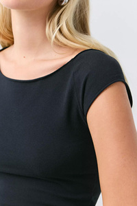 Camiseta Corta Negra con Cuello Barco para Mujer, 100% Algodón, Manga Casquillo, Estilo Urbano, Ajuste Delgado, Estampado Personalizado, Venta al por Mayor, Tops Y2K - Product Image 4