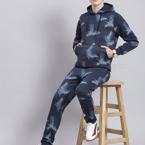 Survêtement en molleton épais pour homme, fabrication professionnelle, texture douce, style streetwear. - Product Image 3