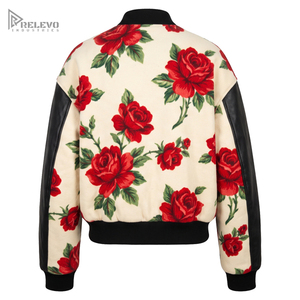 Chaqueta Varsity Floral Personalizada Unisex con Estampado de Rosas Rojas, Cuerpo de Lana Crema, Mangas de Cuero Negro, Chaqueta Bomber, Diseño Personalizado OEM/ODM - Product Image 2