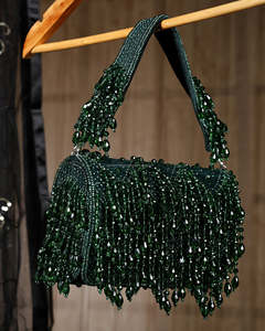 Bolso de Noche Verde Terciopelo con Cuentas, Hecho a Mano, con Borlas de Cristal y Flecos, Tipo Clutch de Hombro para Fiesta - Product Image 1