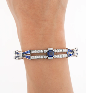 Bracelet chaîne géométrique plaqué rhodium pour femme avec saphir et diamants taille émeraude sertis en canal, style classique - Product Image 1
