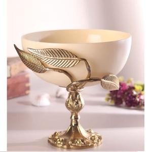 Grand saladier en laiton de grande capacité, design artisanal, forme irrégulière, pour servir des aliments, des salades, des fruits et des en-cas - Product Image 3