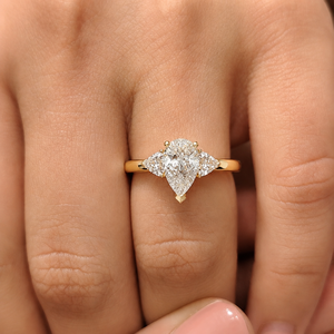 แหวนเพชรทรงลูกแพร์เพาะเลี้ยงในห้องปฏิบัติการ ทองคำแท้ 14K 18K น้ำหนัก 1.30 กะรัต รับรองโดย IGI เกรด DEF VVS เครื่องประดับชั้นดี แหวนวันครบรอบ รับผลิตแบบ OEM ODM ขายส่ง - Product Image 2
