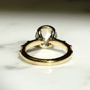 Elegante Anillo de Boda Personalizado con Diamante Cultivado en Laboratorio de 2.00CT, Bisel Central y Baguettes Laterales, Oro Amarillo de 14K, Certificado IGI, Estilo Minimalista - Product Image 4