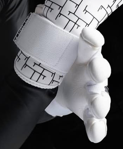 ถุงมือผู้รักษาประตูคุณภาพพรีเมียมแบบมืออาชีพ ปี 2026 โลโก้แบบฉีด 3 มิติ ระบายอากาศได้ดี ยางคุณภาพสูง พร้อม Ako - Product Image 3