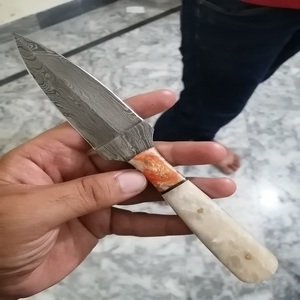 Cuchillo de caza de hoja fija Trend Blades, hecho a mano, de acero de Damasco de grado industrial, con punta de clip, mango de madera y funda de cuero. - Product Image 4