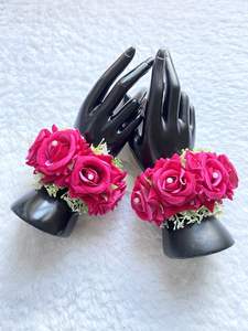 Fleur artificielle rouge Gajra pour femmes et mariées, idéale pour les mariages pakistanais, indiens, Bollywood, les fêtes Mehndi et les bracelets de mode. - Product Image 2