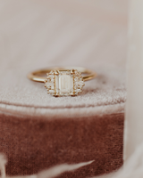 Bague de fiançailles en diamant taille émeraude avec pierres latérales baguette, style classique en or pour femme