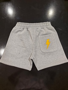 Shorts en coton gris pour homme avec broderie éclair jaune sur la poche arrière, taille élastique décontractée - Product Image 3