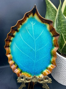 Assiette décorative en métal bleu, motif feuille artistique, élégante, pour une présentation moderne à la maison et sur la table. - Product Image 5