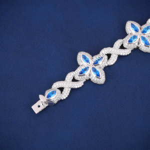 Bracelet hip hop RTS en forme de trèfle pour homme et femme, serti de diamants moissanite, avec diamants bleus et diamants blancs, et un symbole de l'infini. - Product Image 5