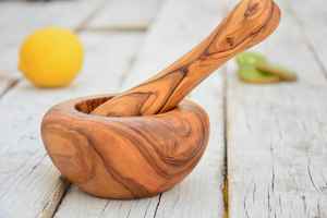 Mortier et pilon en bois sculpté uniques, best-sellers, pour une utilisation décorative et fonctionnelle dans les cuisines qui attachent de la valeur aux outils traditionnels - Product Image 3