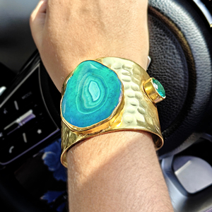 Brazalete Ancho y Audaz con Ágata Verde y Circonitas, Joyería de Mano Popular para Mujer, Chapado en Oro de 18k, Latón con Textura Martillada - Product Image 6