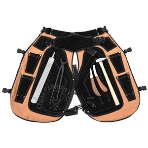 Kit d'outils de fermeur pour le soin et le sabotage des sabots de cheval avec tablier, marteau, cisaille à sabots, couteau à lame double face et incurvée, et râpe - Product Image 1