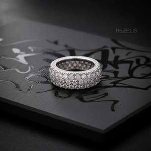 Anillo de compromiso de banda ancha con diamantes cultivados en laboratorio, oro blanco, micro pavé de varias filas, sofisticado diseño de diamantes de varias filas - Product Image 4