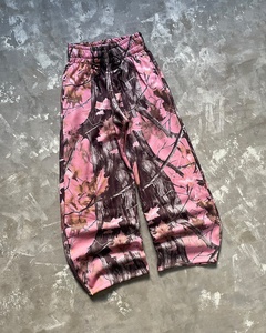 Chándal de camuflaje rosa con estampado de árboles por sublimación personalizado OEM, sudadera con capucha de forro polar de alta calidad con cremallera y pantalón holgado de pierna ancha. - Product Image 5