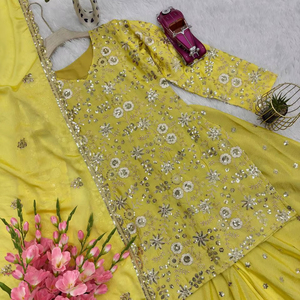 Ensemble Sharara en soie chinon lourde avec broderies et sequins sur le devant et le dos, entièrement cousu, idéal pour les fêtes et occasions spéciales pour femmes - Product Image 1