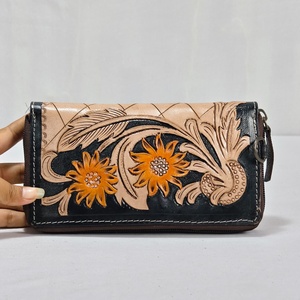 Nuevo Bolso de Mano Tipo Clutch de Cuero Genuino con Grabado Floral Hecho a Mano, Diseño Único y Elegante con Cierre de Cremallera, Estilo Vintage, Moda de Invierno - Product Image 4