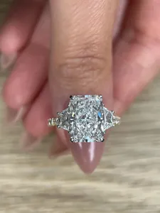 Anillo de Compromiso con Diamante Cultivado en Laboratorio de 7.30 Quilates, Corte Radiante, F/VS1, Oro Amarillo de 14k - Product Image 2