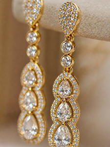 Pendientes Clásicos de Mujer Chapados en Oro de 18K, Diseño de Lágrima con Cristales de Corte Pera y Diamantes de Imitación, Joyería de Boda ELVORA GEMS - Product Image 4
