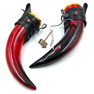 Corne à boire viking artisanale avec sangle en cuir, corne de buffle rouge polie - Product Image 1