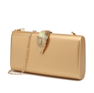 Pochette élégante en satin doré avec un fermoir unique en forme de feuille métallique. Disponible à prix de gros pour les ventes saisonnières. - Product Image 1