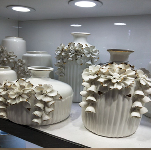 Jarrones de cerámica blanca acanalados de lujo, con flores 3D con puntas doradas para un toque real. Disponible a precios de mayorista. - Product Image 1
