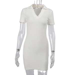 Robe polo pour femme avec logo personnalisé - Coupe ajustée en coton piqué à manches courtes, robe de sport pour le golf et le tennis avec détails rayés - Product Image 3
