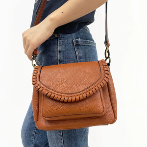 Bolso bandolera vintage de cuero genuino para mujer, diseño con solapa marrón, correa única, para uso diario. - Product Image 1