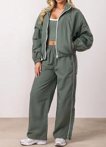 Nouvelle Collection : Ensemble de Survêtement Léger pour Femme avec Veste Zippée Intégrale et Joggers, Logo Personnalisé et Passepoil Contrastant - Product Image 3