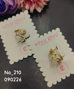 KVM EXPORTERS INDIA Bague ouverte en acier inoxydable plaqué or, motif géométrique moderne en relief, bijoux tendance, vente en gros - Product Image 6