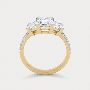 แหวนหมั้นเพชรทรงปรินเซสคัท 1.95 กะรัต ทองคำขาว 14K ประดับเพชรเลี้ยงในห้องปฏิบัติการแบบสามเม็ดสำหรับผู้หญิง - Product Image 3