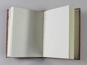 Carnet en cuir de buffle relié rigide avec design en relief, contenant 72 feuilles / 144 pages de papiers recyclés faits à la main en coton - Product Image 2