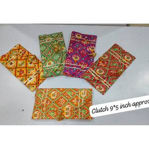 Pochette en tissu traditionnel avec poignée imprimée, idéale pour les mariages, les offrandes, les cadeaux de fête indiens, les cadeaux de vacances, imprimé tendance. - Product Image 1