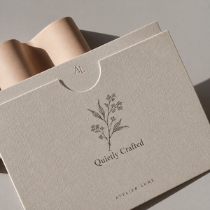 Enveloppe de luxe personnalisée avec nom de marque, impression, gaufrage, logo sur carte, finition dorée et impression sur papier - Product Image 1